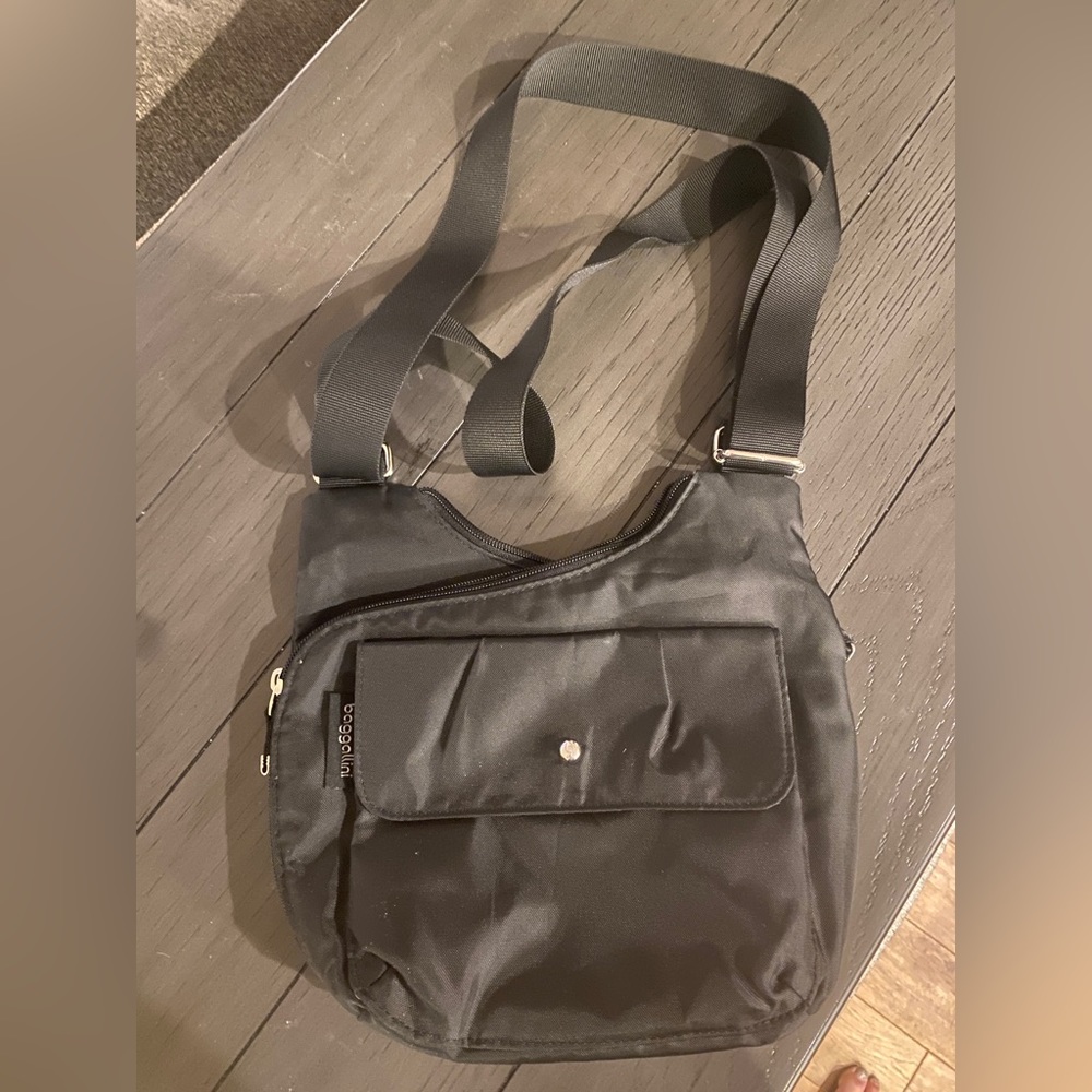 Baggallini black cross body purse